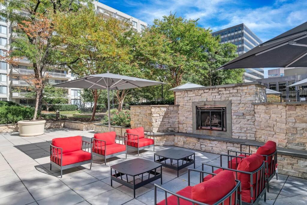 Modern Apartment At Crystal City Arlington Extérieur photo