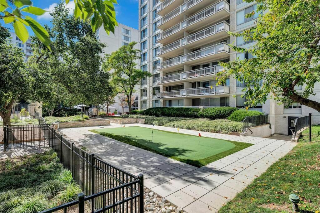 Modern Apartment At Crystal City Arlington Extérieur photo
