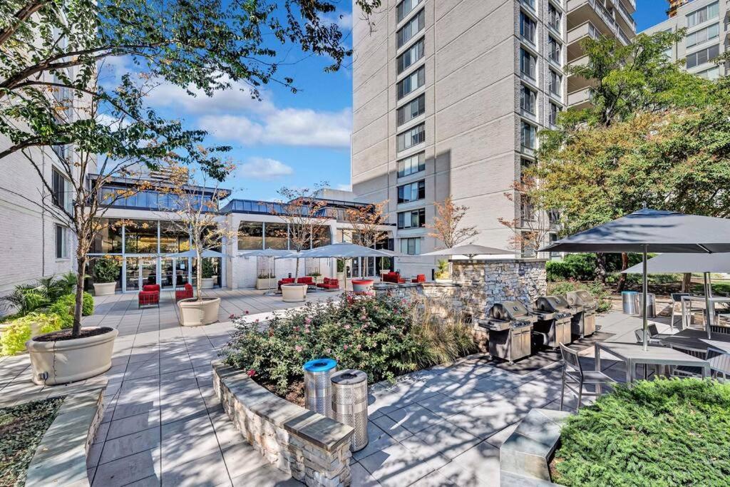 Modern Apartment At Crystal City Arlington Extérieur photo
