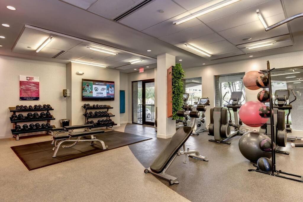 Modern Apartment At Crystal City Arlington Extérieur photo