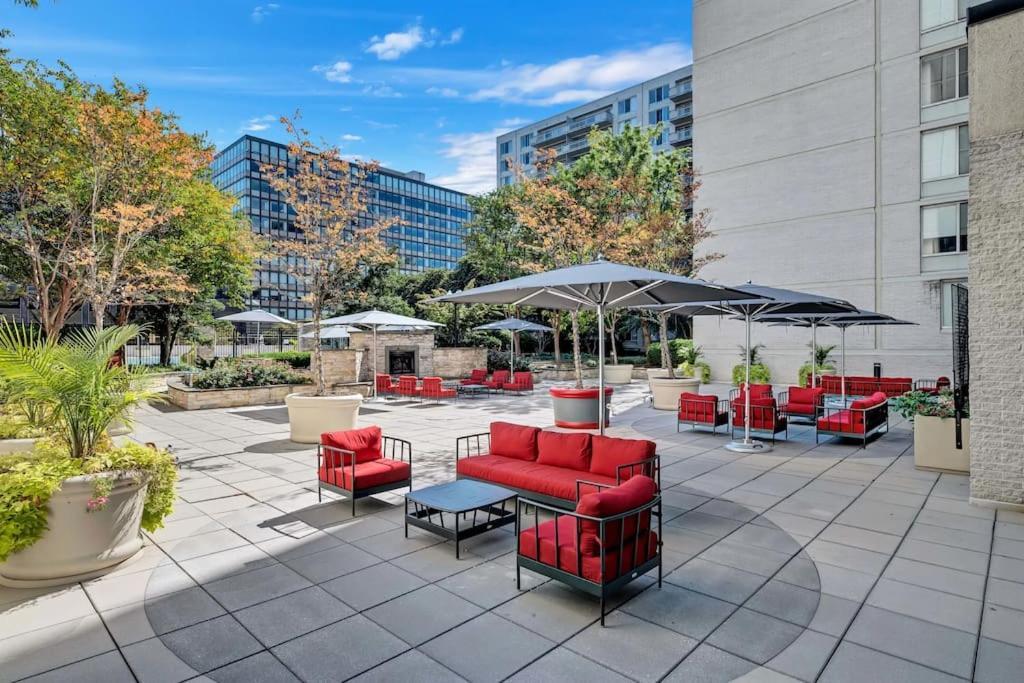 Modern Apartment At Crystal City Arlington Extérieur photo